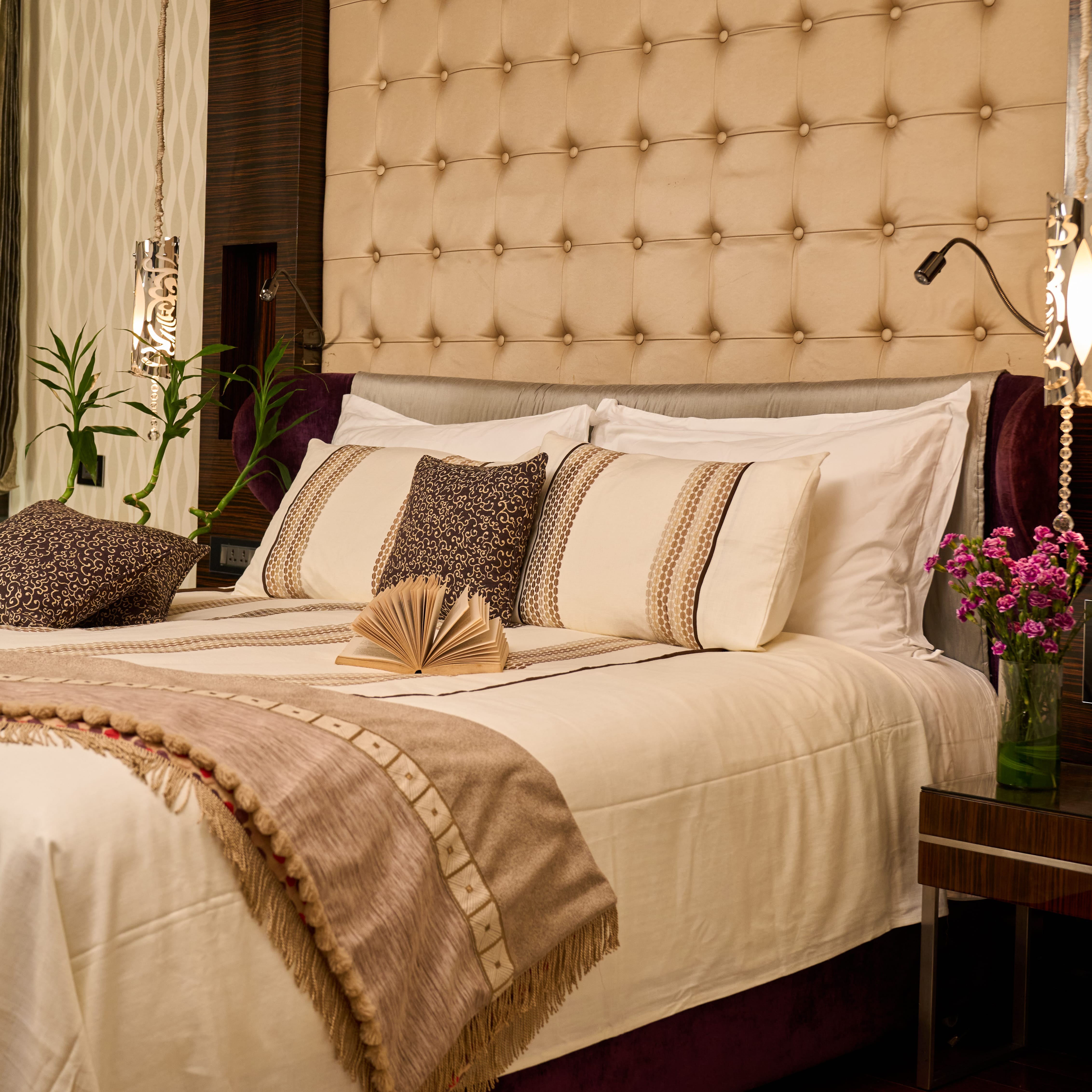 Ivory Royal Butti Embroidered 5-Piece Bedspread Set